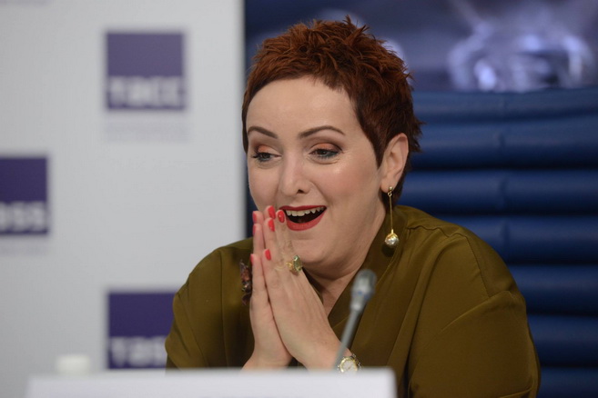 Певица Этери Бериашвили, клиентка талантливого глухого парикмахера Леона Патаридзе, горячо поддержавшая проект