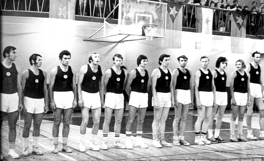 Валерий Кораблинов — капитан команды Московской области по баскетболу, 6-й справа